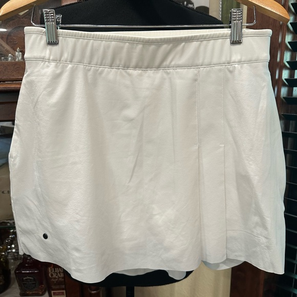 EUC NIKE SPORT WHITE MINI SKIRT W SHORTS UNDER ( tennis-golf- sport) Sz M - Picture 1 of 9